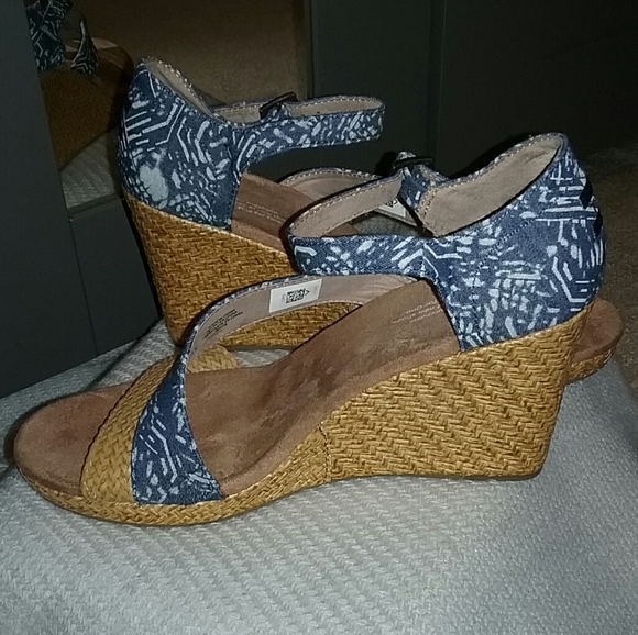TOMS Blue Strappy Wedge Heels Like New - Picture 2 of 5